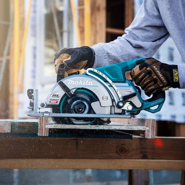 40V Max XGT Brushless Cordless Rear Handle 7-1/4 in. Circular Saw Kit (4.0 Ah) with bonus 40V Max XGT 4.0Ah Battery